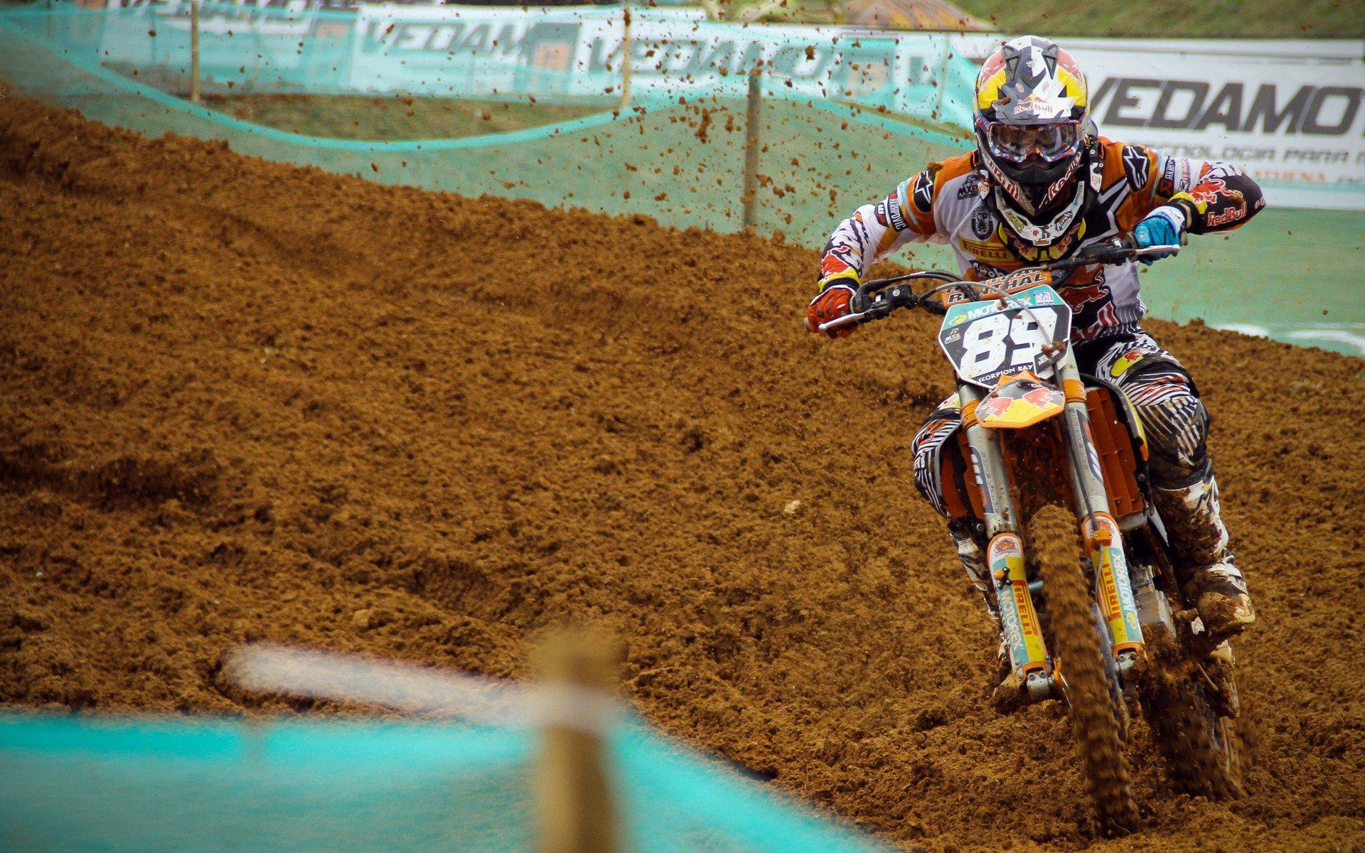 VAR介入引发裁判争议 关键判罚改写比赛结局