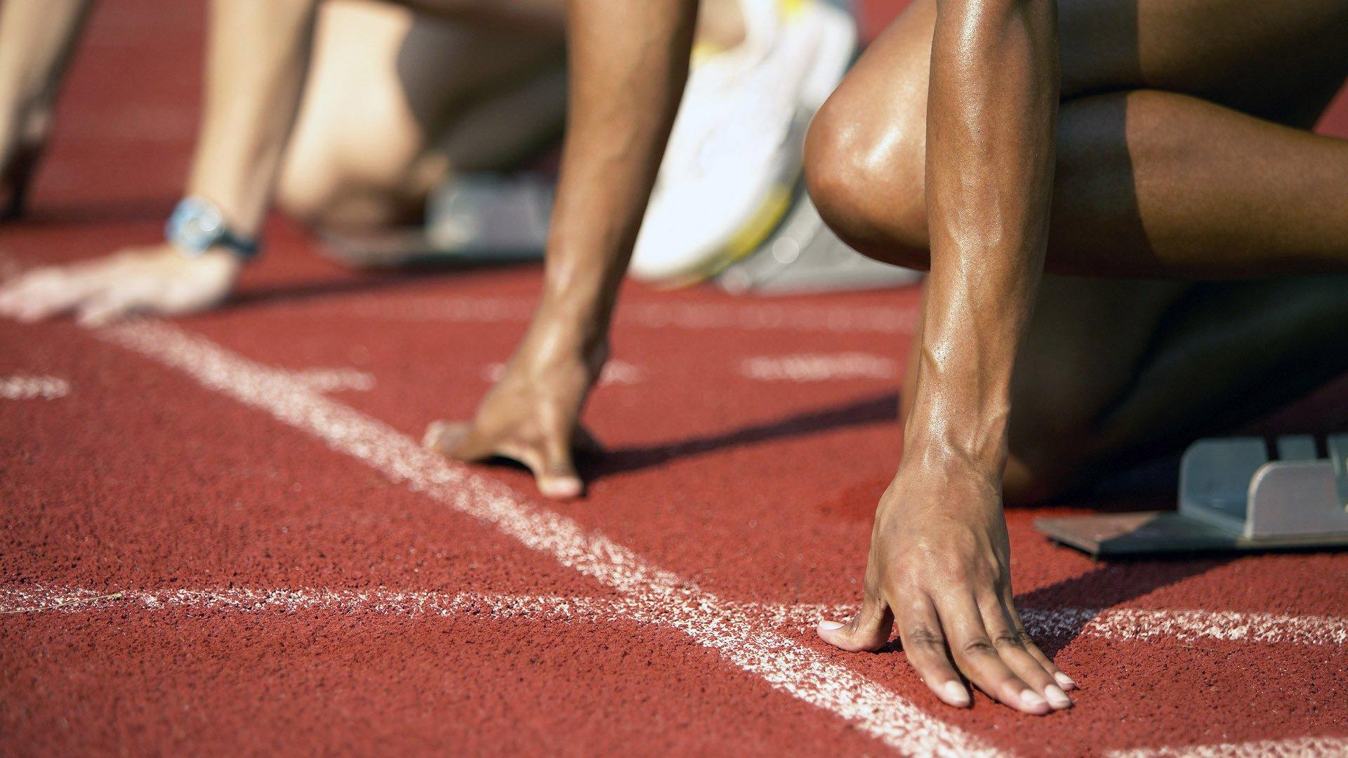 新帅担责引热议，红军转型阵痛，对比蓝月昔日低谷谁更艰难？